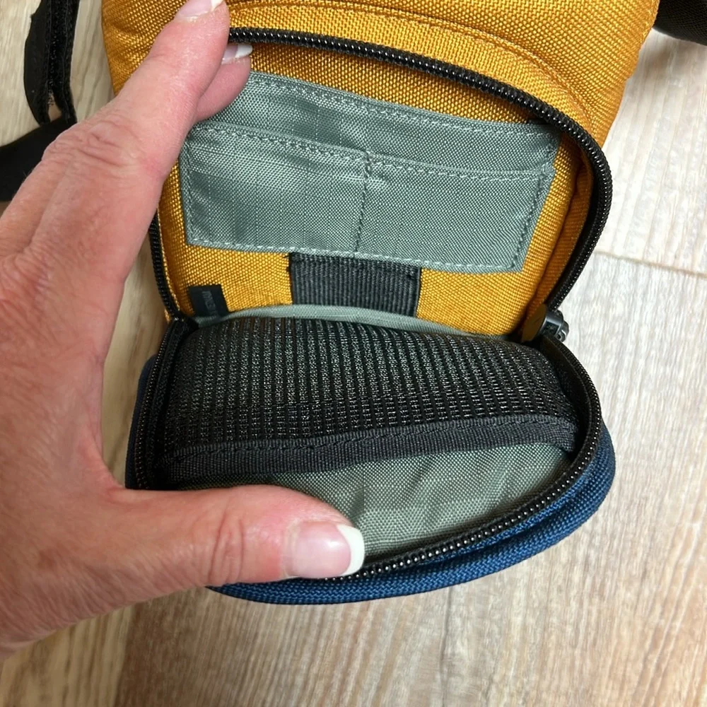 Crumpler Digits Sporty Guy Digital Camera Bag 0.6 Blue / Orange EUC